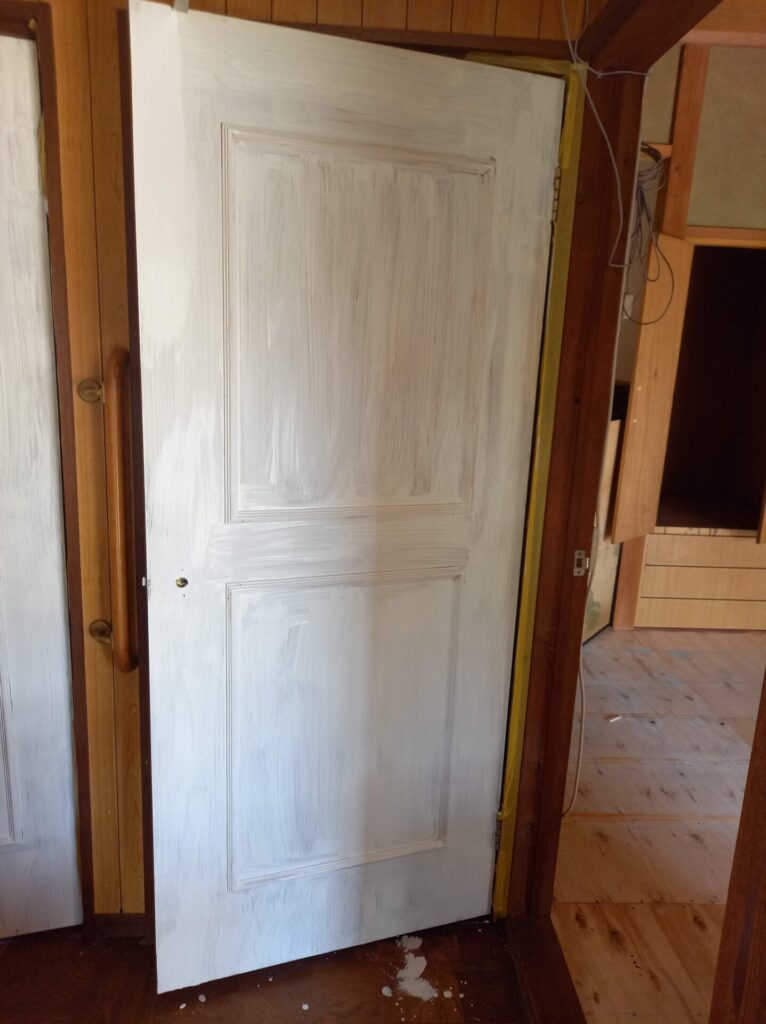 室内ドアを塗装